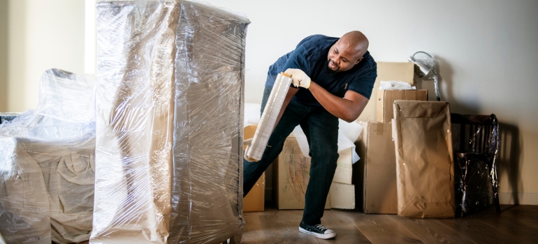 moving expert packing furniture