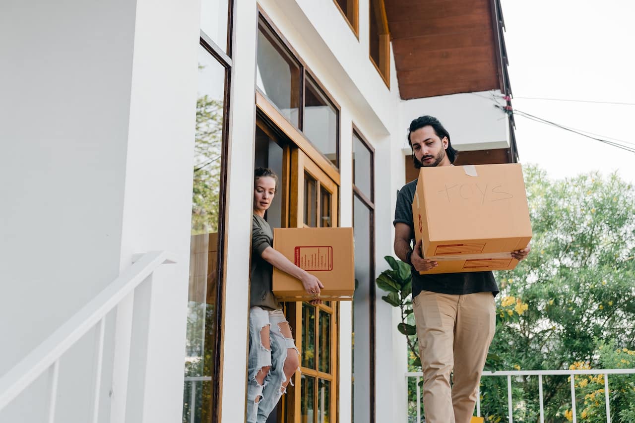 Picture of a couple carrying boxes