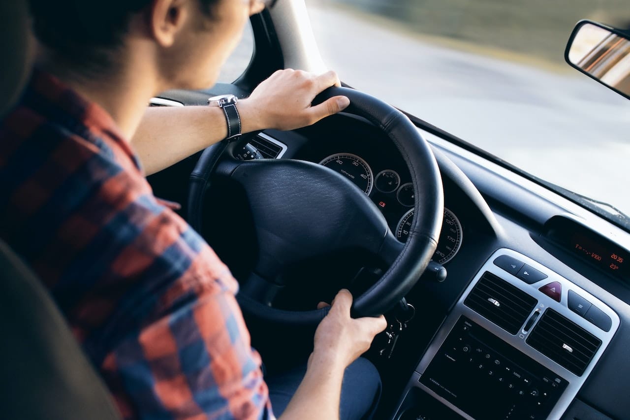 Picture of a person driving and thinking how bad Orlando traffic is