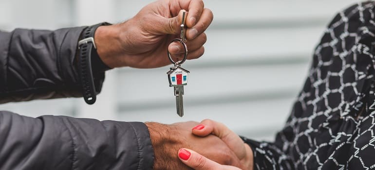 keys to a home exchanging hands